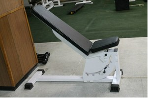 Упражнения для мышц спины на наклонной скамье
