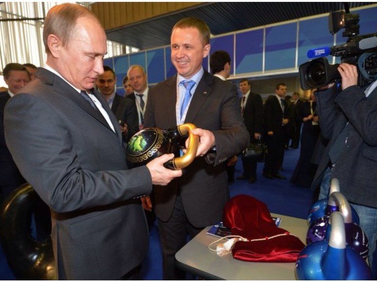 Путин и уральская гиря.jpeg